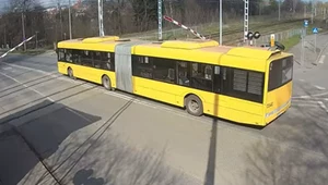 Kierowca autobusu zignorował czerwone światła oraz opuszczające się zapory i przejechał przez tory kolejowe.