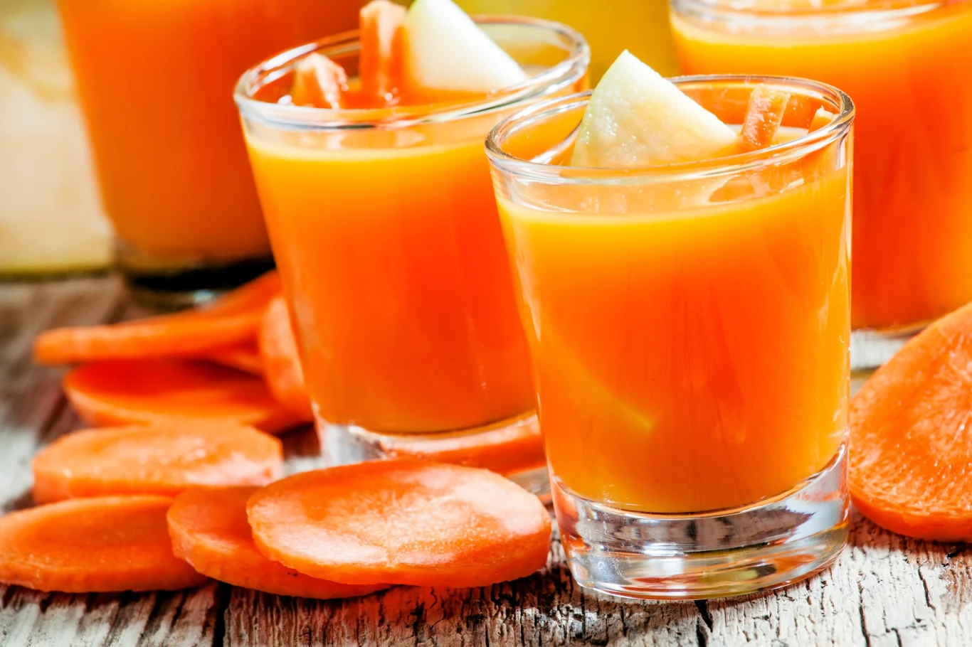 Sok marchewkowy jest pełen witamin i minerałów. Nie można z nim przesadzać, ale rano warto wypić szklaneczkę Sok marchewkowy jest pełen witamin i minerałów. Nie można z nim przesadzać, ale rano warto wypić szklaneczkę
