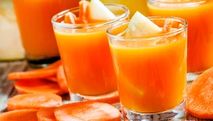 Sok marchewkowy jest pełen witamin i minerałów. Nie można z nim przesadzać, ale rano warto wypić szklaneczkę