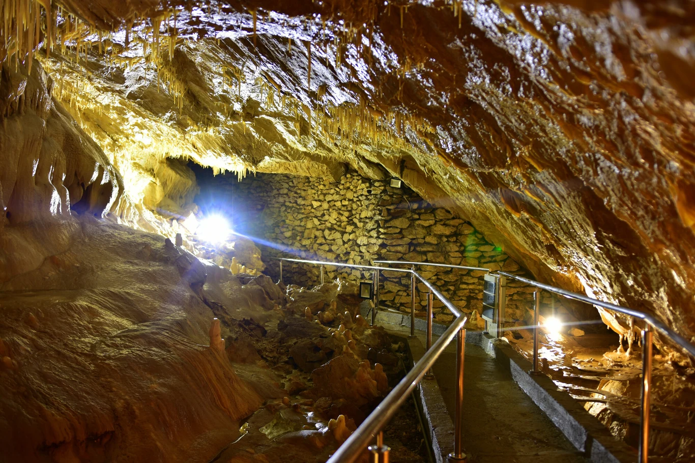 Jaskinia Niedźwiedzia w Kletnie jest świetnie przystosowana dla turystów, również dla osób z niepełnosprawnością