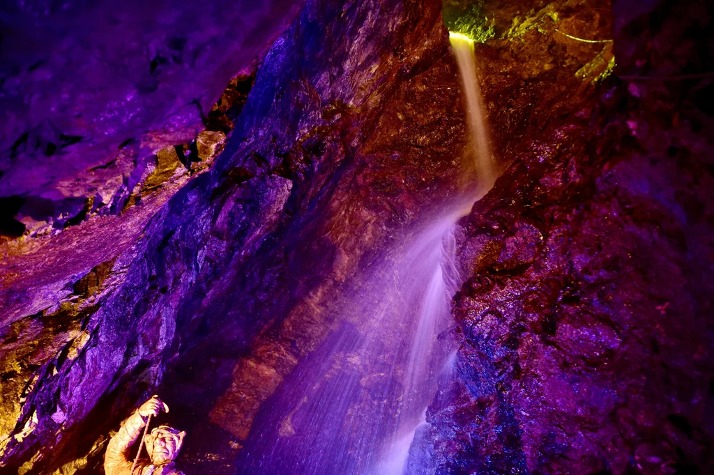 Podziemny wodospad robi ogromne wrażenie poprzez iluminację świetlną