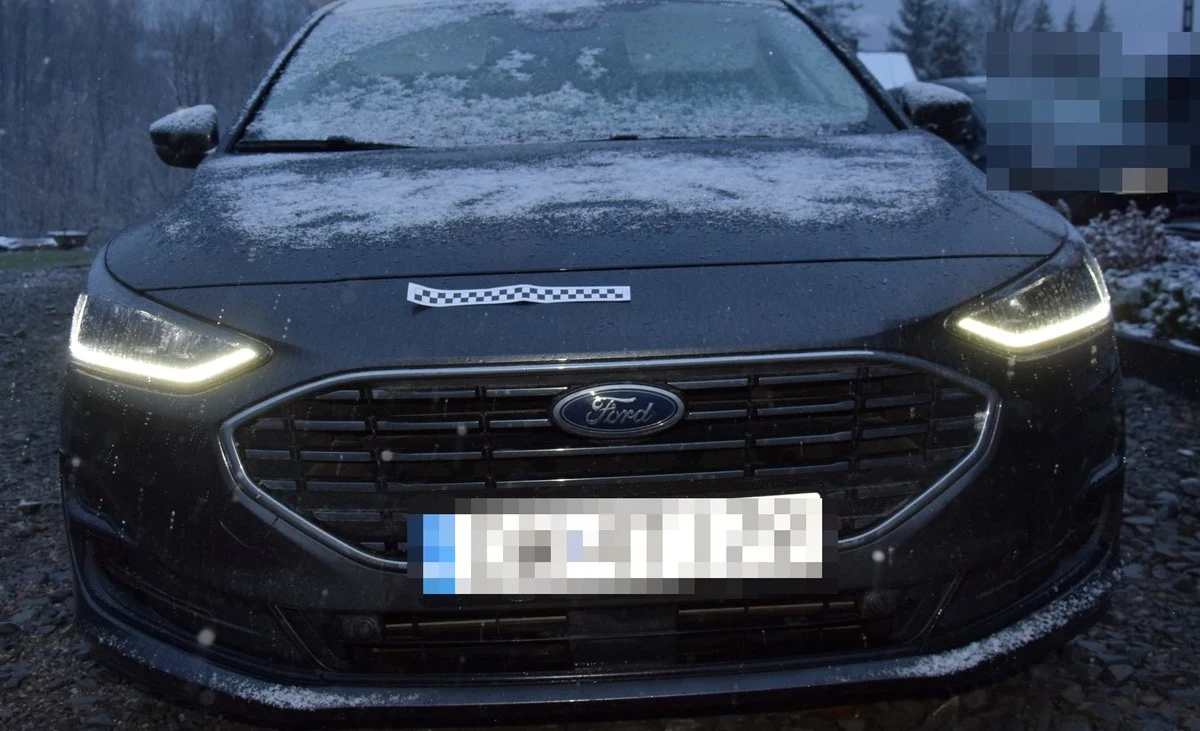 Policjanci odnaleźli przywłaszczony samochód na jednej z posesji w powiecie myślenickim.