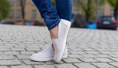 Wygodne i stylowe buty na wiosnę w ofertach Biedronki, CCC i Lidla
