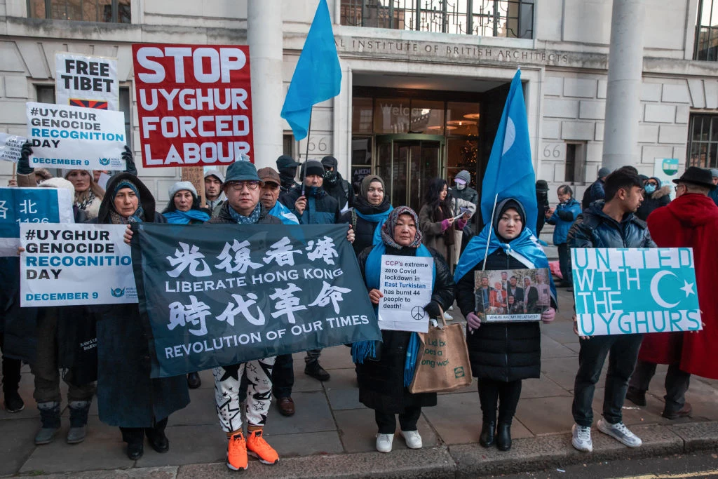 Protest społeczności przed chińską ambasadą w Londynie