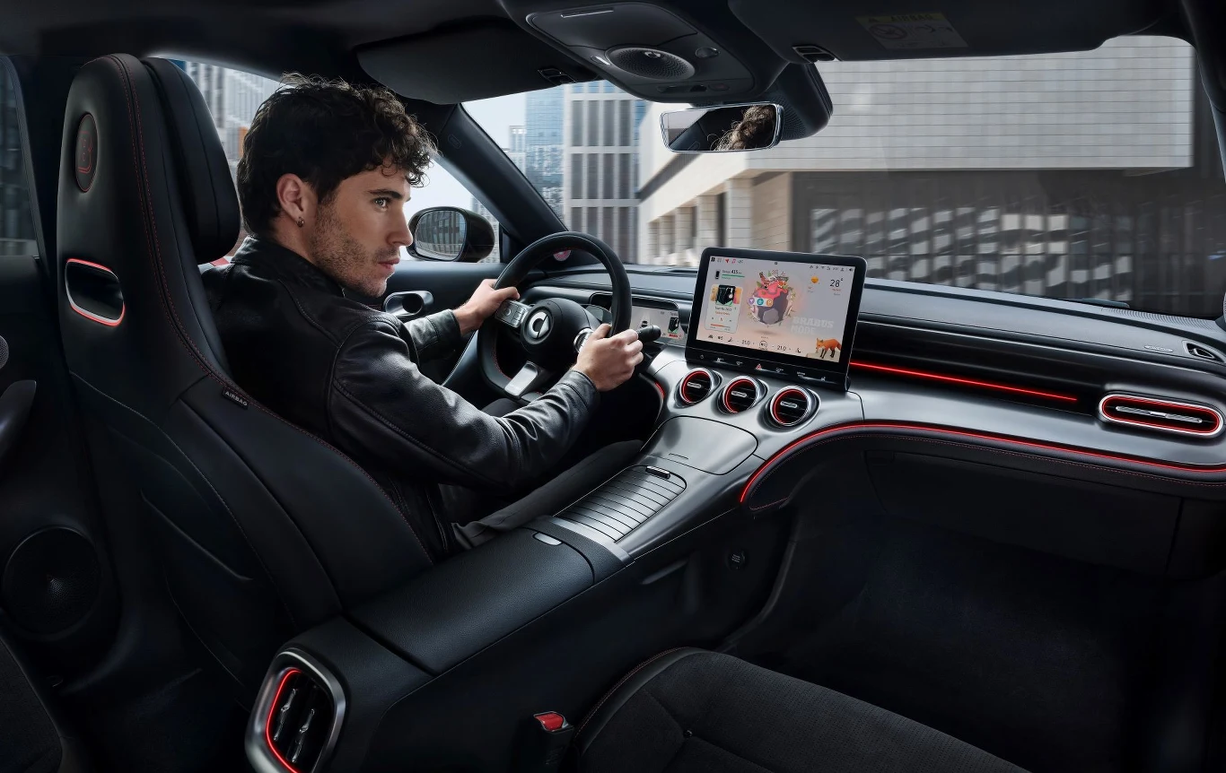 Podobnie jak w modelu #1 na środku deski rozdzielczej ulokowany jest 12,8-calowy wyświetlacz do obsługi multimediów.