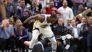 Draymond Green nastąpił na klatkę piersiową Domantasa Sabonisa