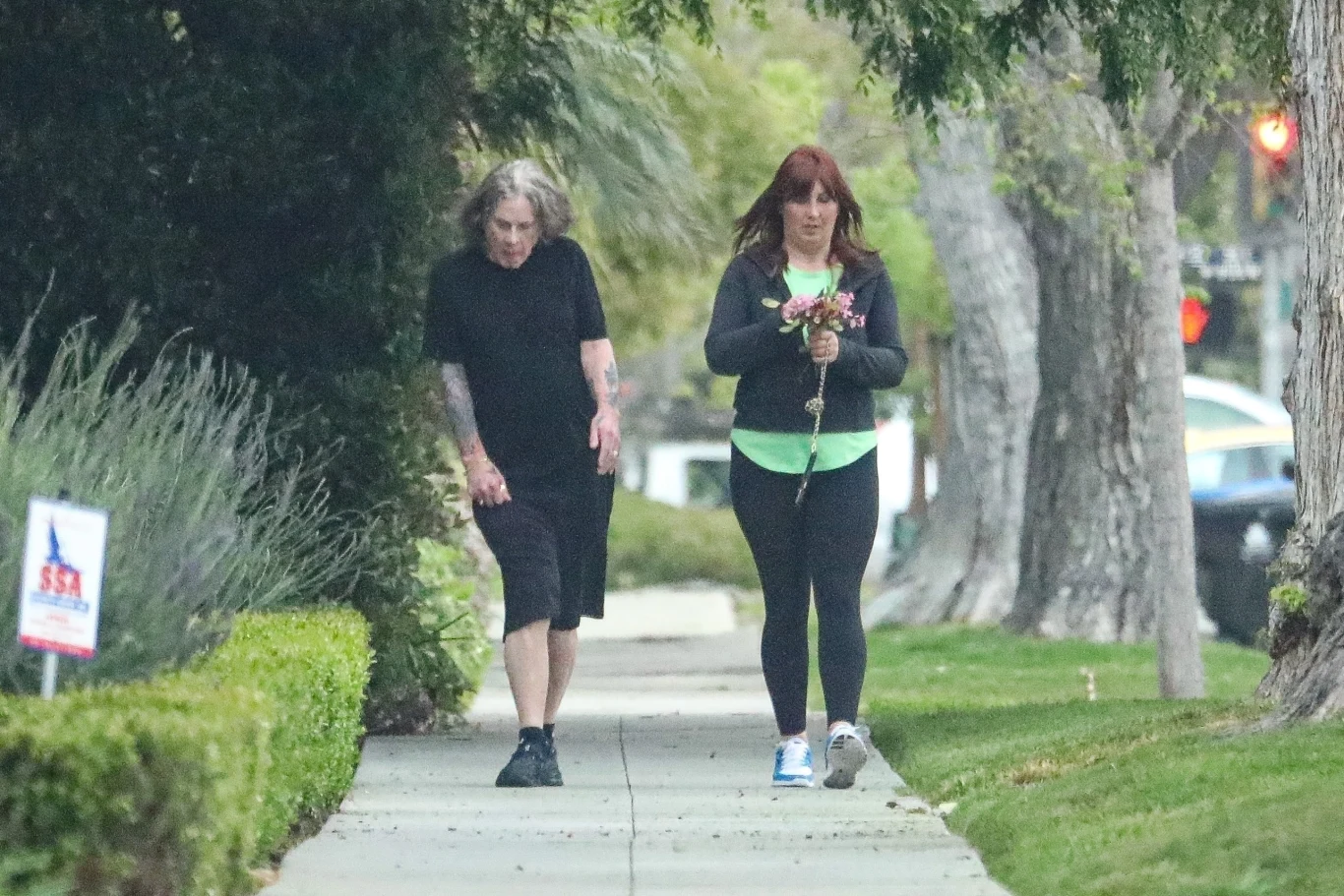 Ozzy Osbourne idzie o własnych siłach w towarzystwie opiekunki