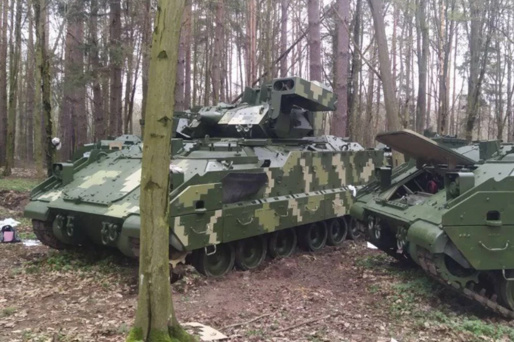 W sieci pojawiło się pierwsze zdjęcie amerykańskiego wozu bojowego M2 Bradley w kamuflażu ukraińskiej armii