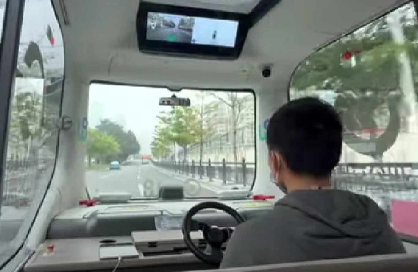 Pracownik firmy nie dotyka kierownicy, a jego rolą jest interweniowanie jedynie w sytuacjach awaryjnych / autor filmu: CN Walking / YouTube Pracownik firmy nie dotyka kierownicy, a jego rolą jest interweniowanie jedynie w sytuacjach awaryjnych / autor filmu: CN Walking / YouTube