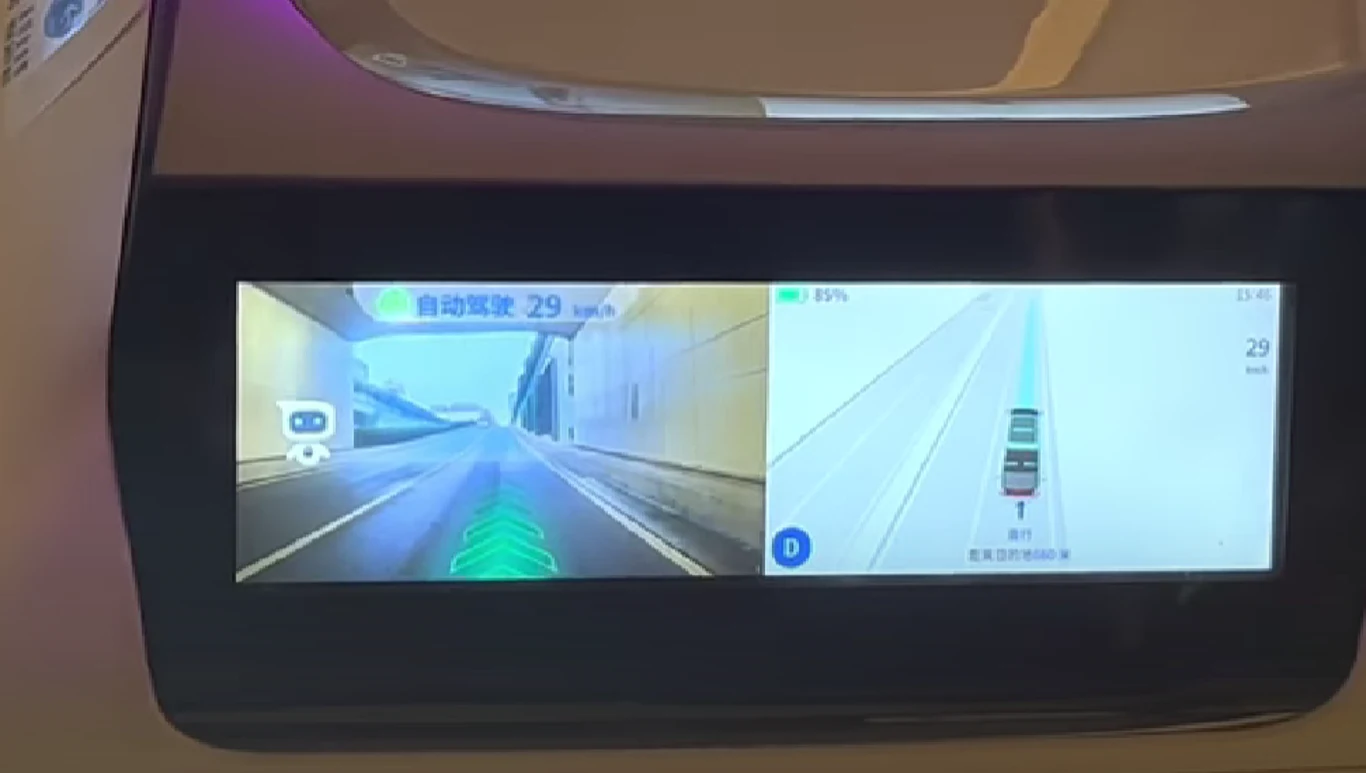 Dzięki ekranom umieszczonych nad przednią szybą pojazdu pasażerowie mogą obserwować jazdę autonomicznego autobusu / autor filmu: CN Walking / YouTube Dzięki ekranom umieszczonych nad przednią szybą pojazdu pasażerowie mogą obserwować jazdę autonomicznego autobusu / autor filmu: CN Walking / YouTube