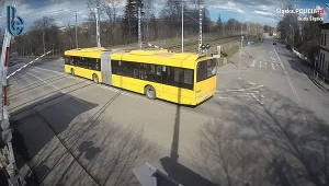 Kierowca autobusu przejechał przez tory, choć rogatki się zamykały