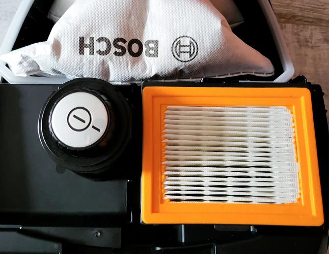 Otwarty odkurzacz Bosch Serie 4 z widocznym filtrem HEPA 