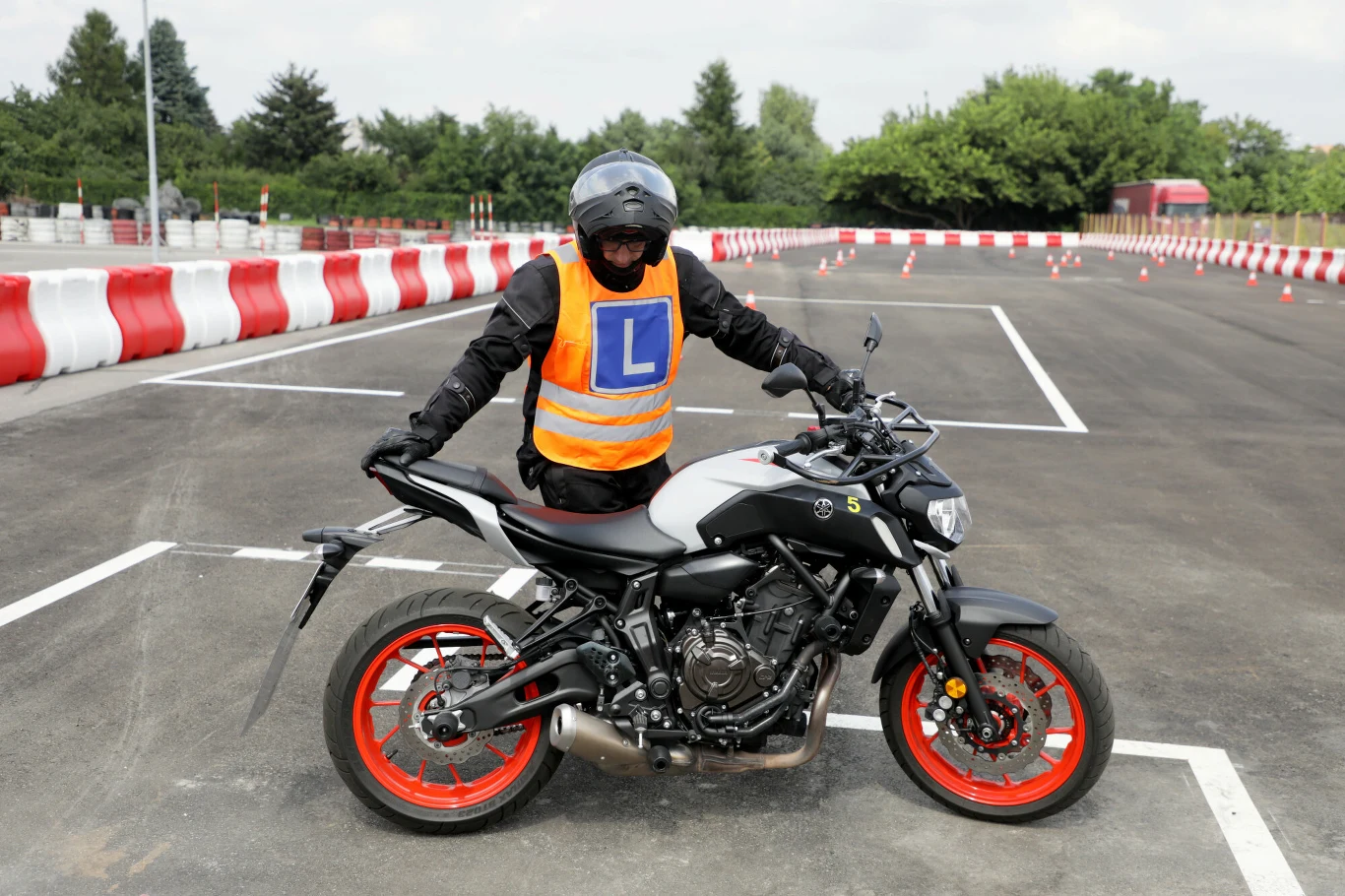 Egzamin praktyczny składa się z wielu manewrów, w tym przeprowadzanie motocykla ze zgaszonym silnikiem Egzamin praktyczny składa się z wielu manewrów, w tym przeprowadzanie motocykla ze zgaszonym silnikiem