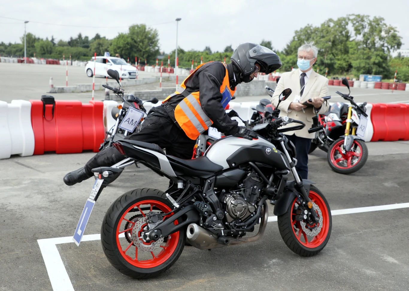 Po zakończeniu części praktycznej na placu manewrowym ruszamy motorem na część egzaminu w terenie. Po zakończeniu części praktycznej na placu manewrowym ruszamy motorem na część egzaminu w terenie.