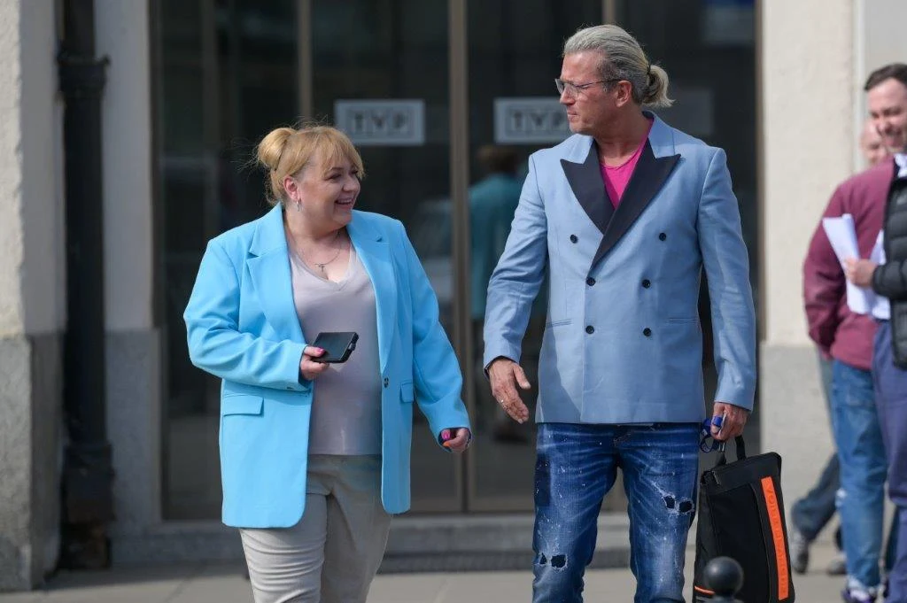 Jarosław Jakimowicz pod siedzibą TVP