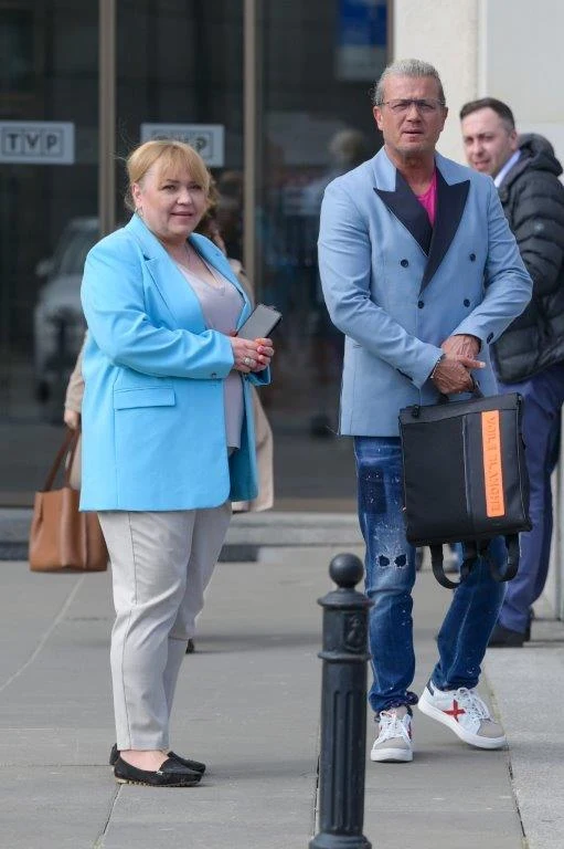 Jarosław Jakimowicz i Agnieszka Siewiereniuk-Maciorowska przed siedzibą TVP