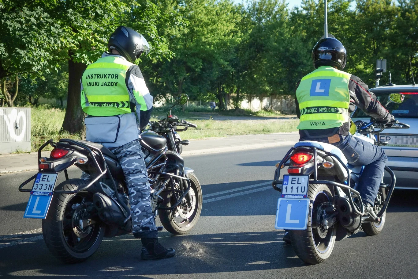 Kurs nauki jazdy na motorze składa się z części teoretycznej (wykładów) i praktyczniej (jazdy na placu manewrowym i w mieście)