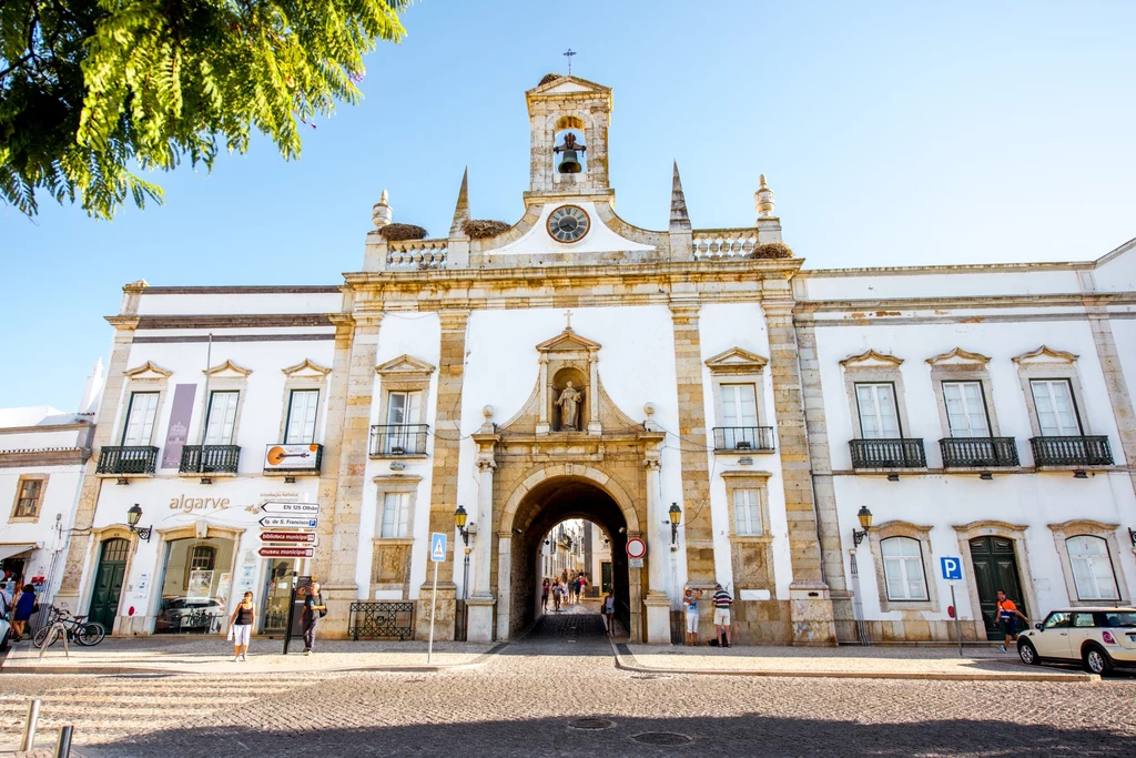 Arco da Vila, czyli brama miejska w Faro to ulubione miejsce gniazdowania bocianów