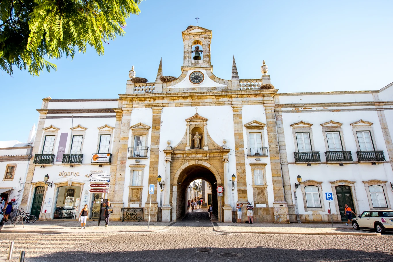 Arco da Vila, czyli brama miejska w Faro to ulubione miejsce gniazdowania bocianów Arco da Vila, czyli brama miejska w Faro to ulubione miejsce gniazdowania bocianów