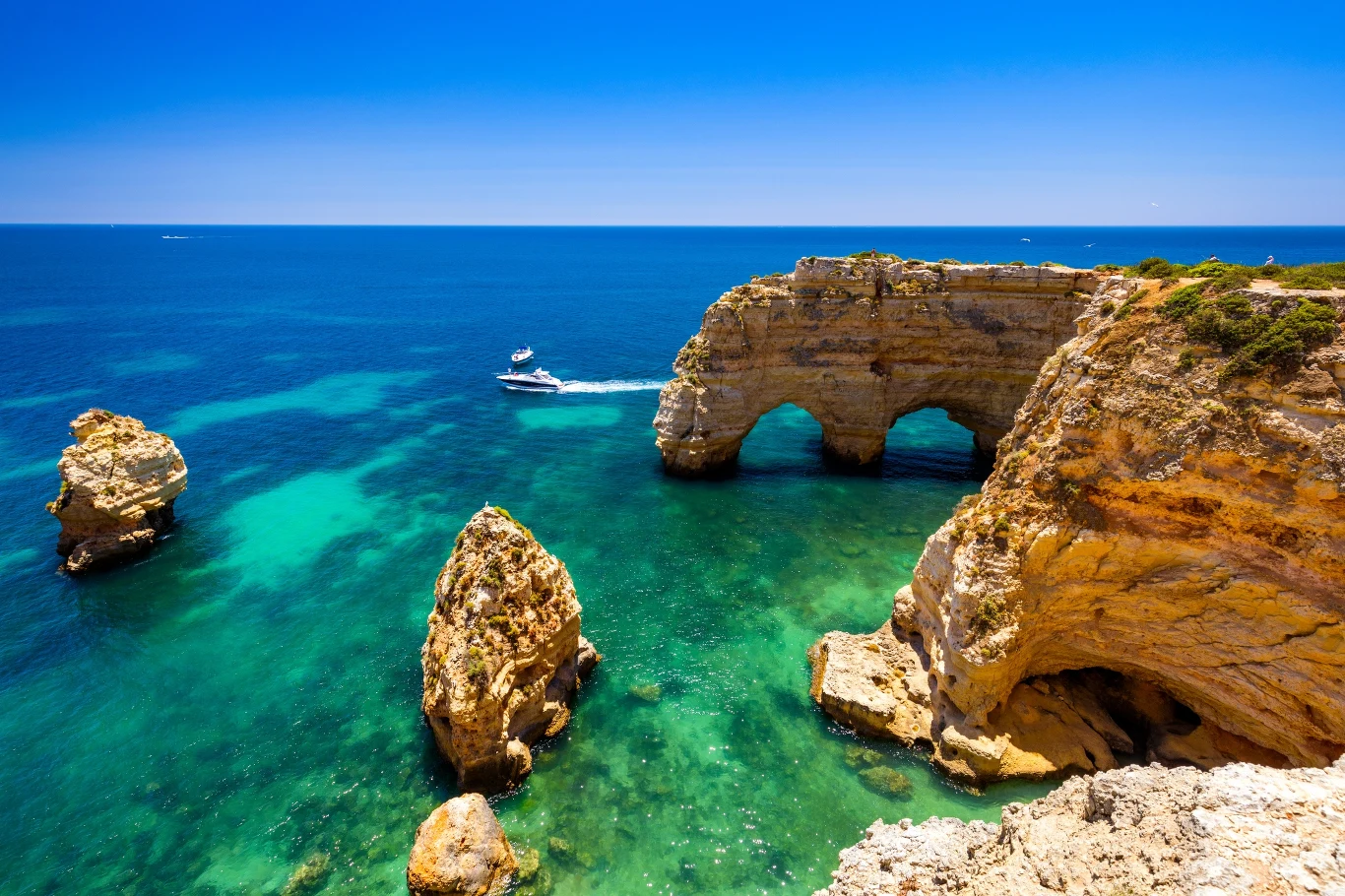 Klify otaczające Praia da Marinha mają nawet 20 metrów wysokości, a formacja skalna tworzy tam charakterystyczne łuki Klify otaczające Praia da Marinha mają nawet 20 metrów wysokości, a formacja skalna tworzy tam charakterystyczne łuki