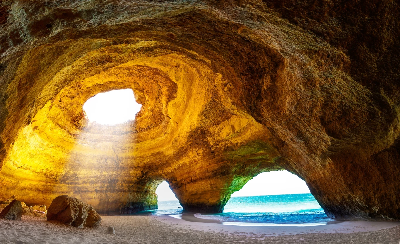 Niebywała grota w Benagil stała się wizytówką regionu Algarve Niebywała grota w Benagil stała się wizytówką regionu Algarve