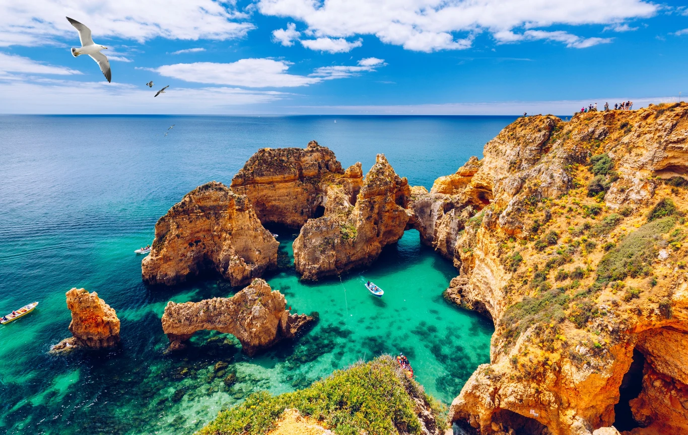 Złote klify, lazurowa woda i piaszczyste plaże to tylko niektóre z uroków południowej Portugalii Złote klify, lazurowa woda i piaszczyste plaże to tylko niektóre z uroków południowej Portugalii