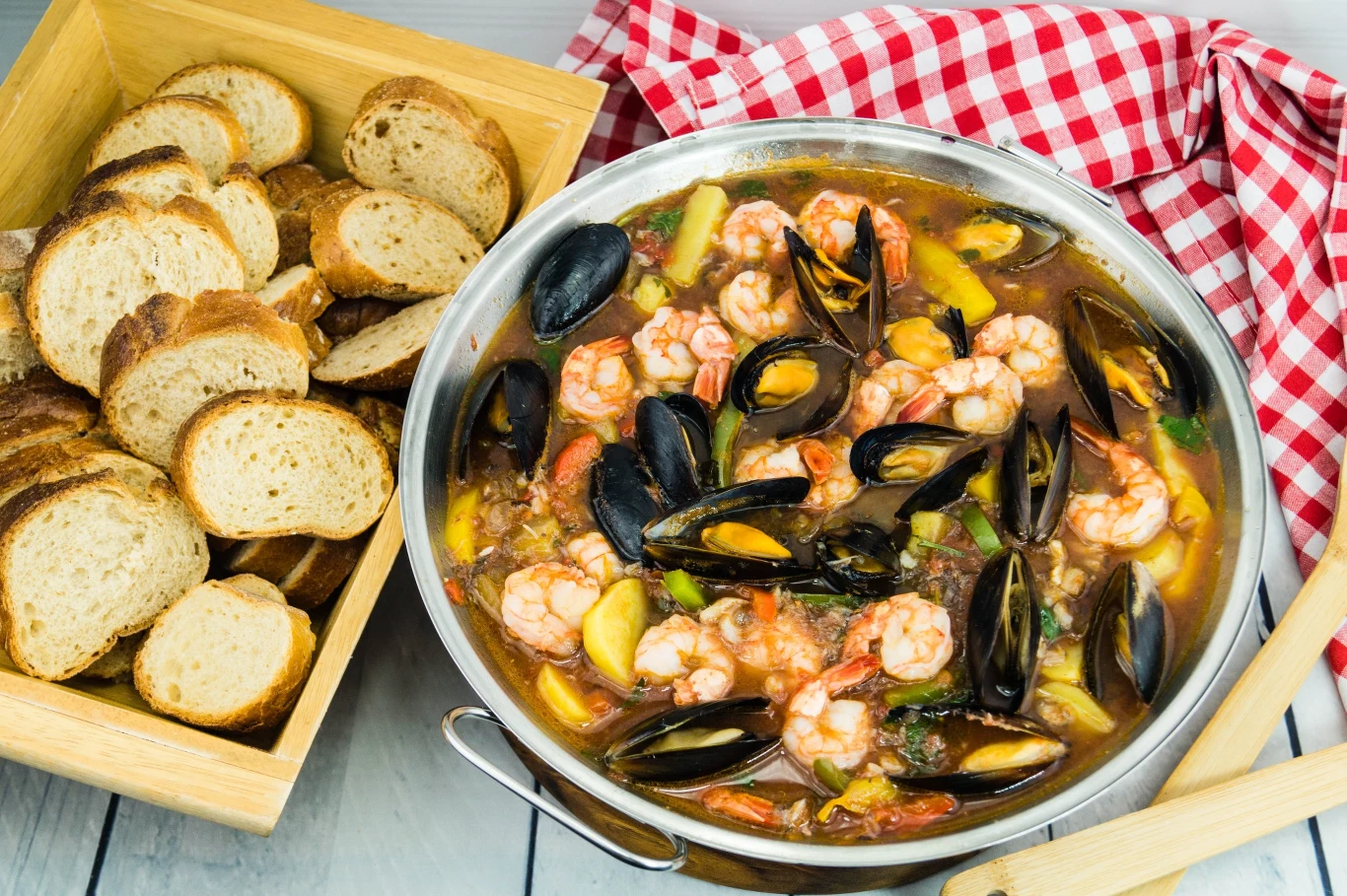 Cataplana de marisco to danie, którego musi spróbować każdy turysta odwiedzający Algarve Cataplana de marisco to danie, którego musi spróbować każdy turysta odwiedzający Algarve