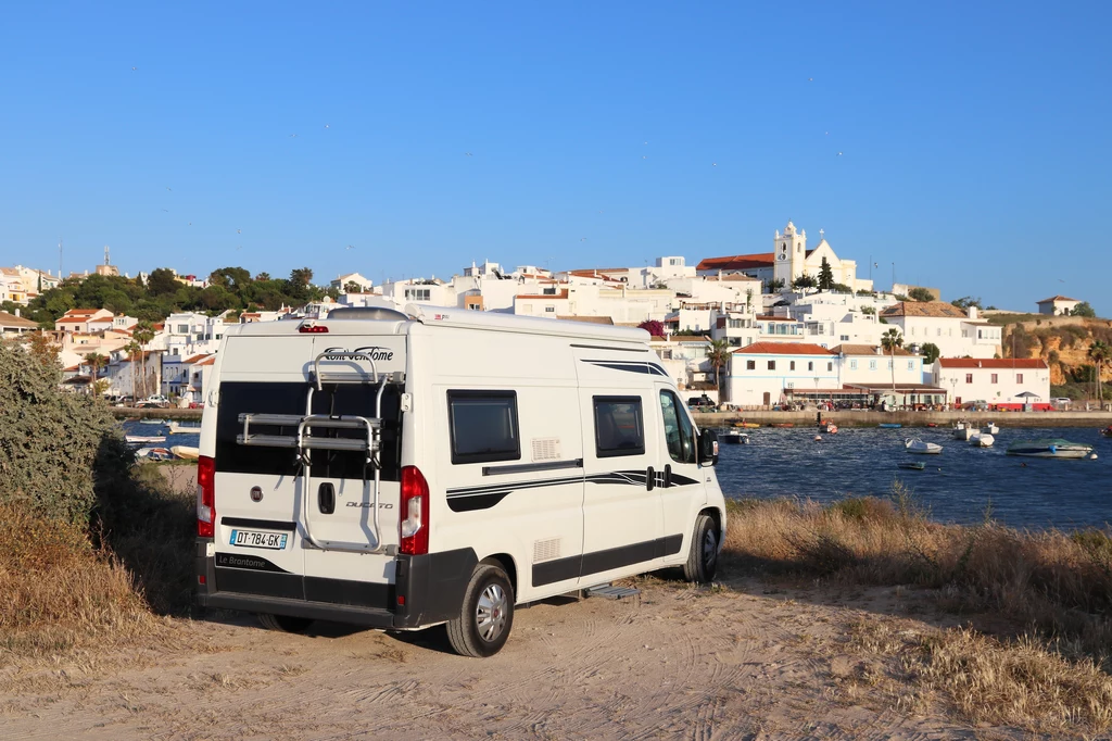 Najwygodniejszym sposobem na podróżowanie po Algarve jest wypożyczenie samochodu lub kampera