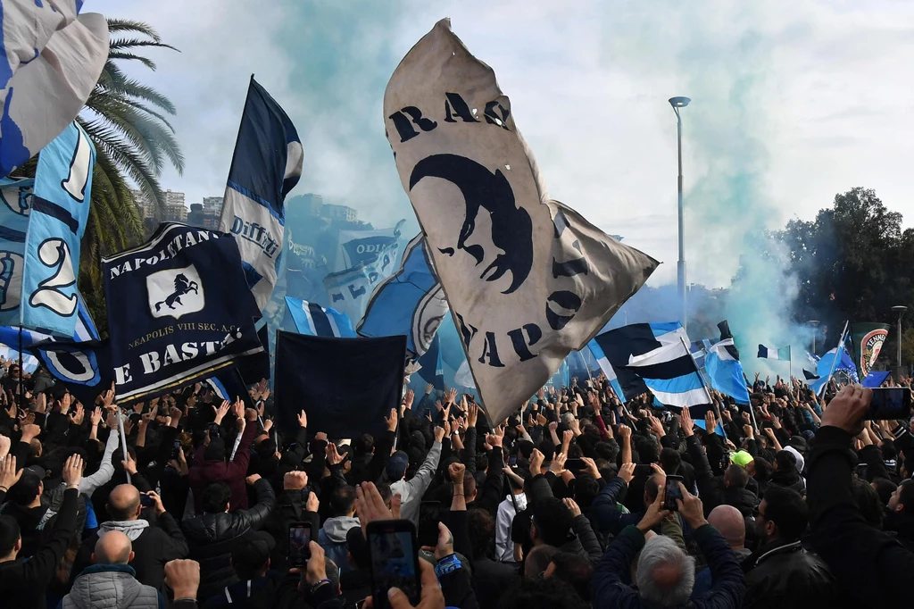 Kibice Napoli zgromadzeni przed stadionem swojej drużyny