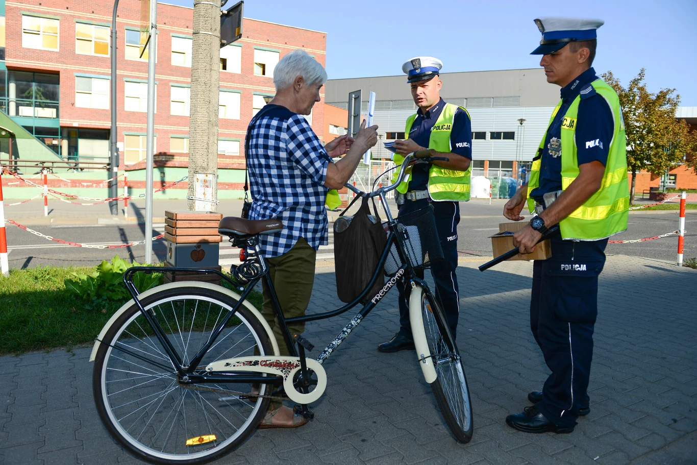 Policjanci mogą ukarać nas za nieprawidłową jazdę po chodniku nawet 300 zł mandatem. Policjanci mogą ukarać nas za nieprawidłową jazdę po chodniku nawet 300 zł mandatem.