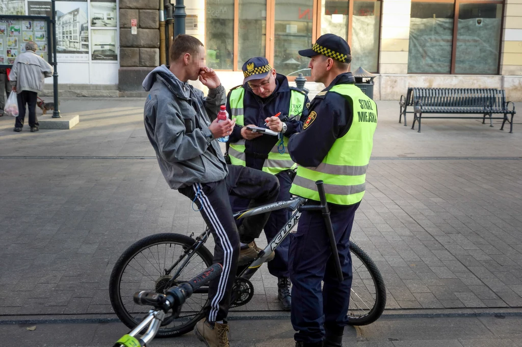 Jazda rowerem po chodniku jest dozwolona wyłącznie w uzasadnionych, ściśle określonych przypadkach. Jaki mandat grozi za jazdę na rowerze po chodniku? 