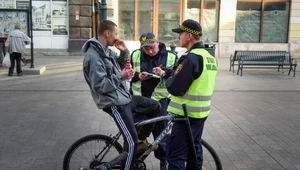 Czy można jeździć rowerem po chodniku? W tych sytuacjach to dozwolone