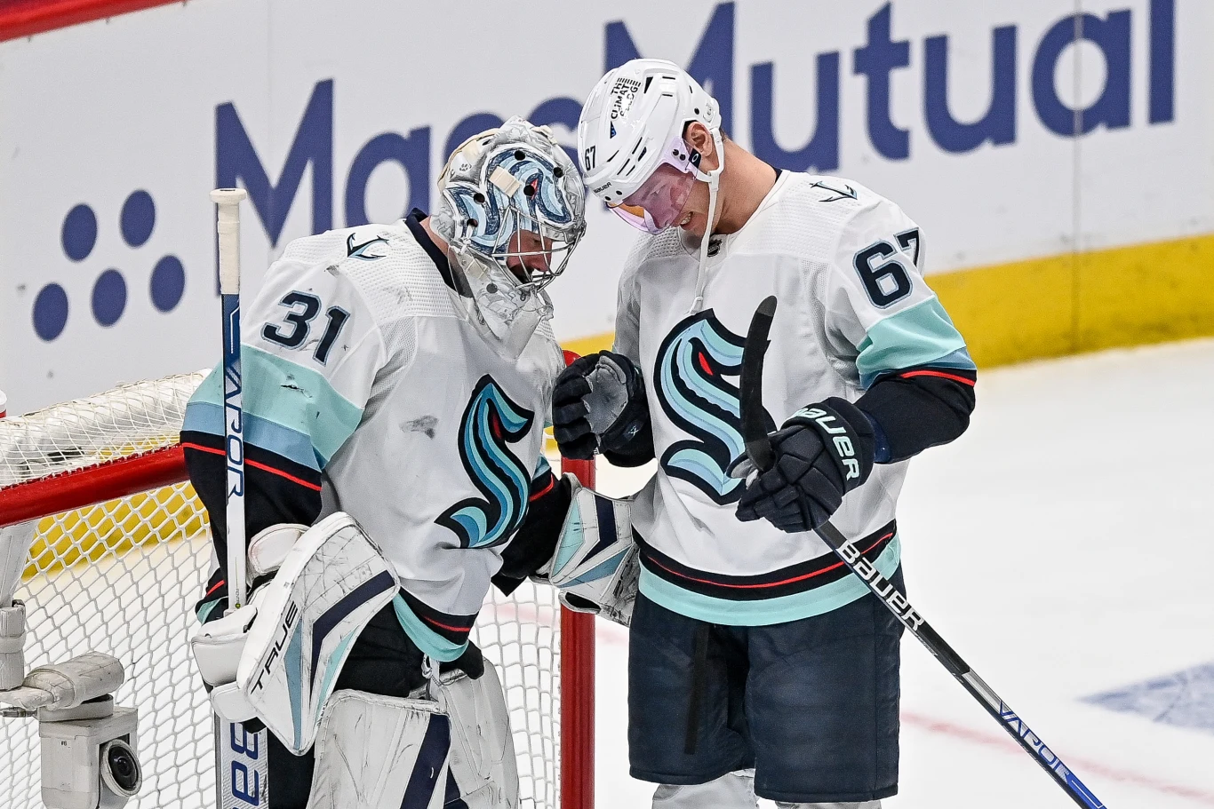 Philipp Grubauer i Morgan Geekie ze Seattle Kraken Philipp Grubauer i Morgan Geekie ze Seattle Kraken
