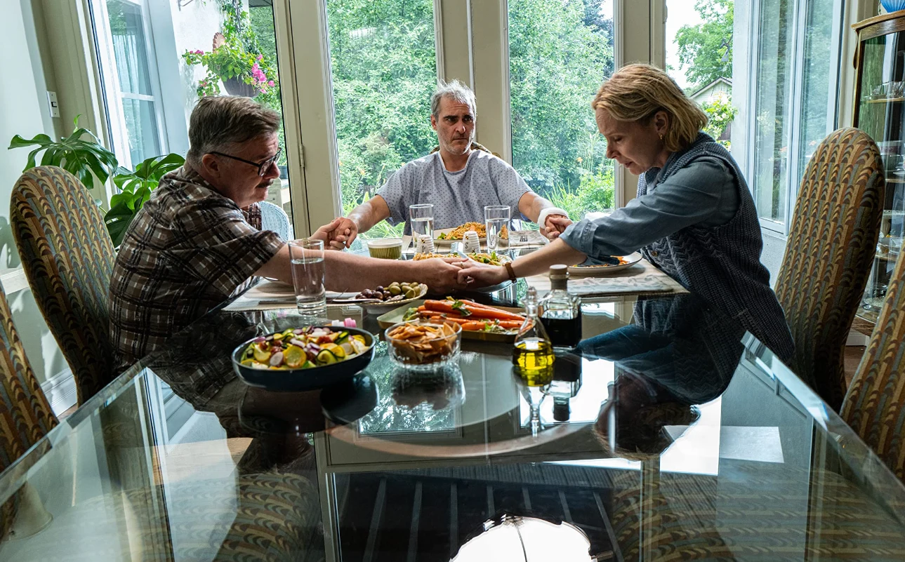 Nathan Lane, Joaquin Phoenix i Amy Ryan w filmie "Bo się boi"