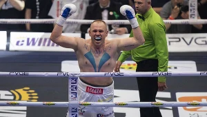 Łukasz Różański tu cieszy się ze zwycięstwa nad Arturem Szpilką. "Szpila" teraz pokazuje klasę i wybiera się do Rzeszowa, by na żywo dopingować rodaka w walce o pas mistrza świata
