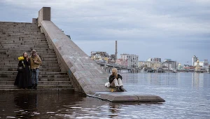 Ukraińcy wspierają rodziny w kraju pieniędzmi zarobionymi za granicą. Na zdj. Dniepr w Kijowie - tej wiosny niesie wyjątkowo dużo wody