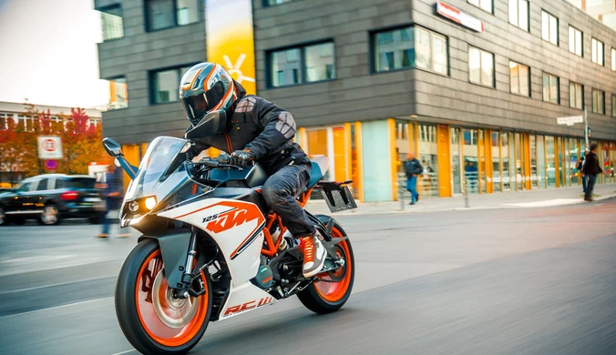 Jechał motocyklem o pojemności 125 cm3 i dostał mandat za brak uprawnień. Przepisy określają jeszcze kilka kluczowych parametrów poza pojemnością jednostki napędowej.