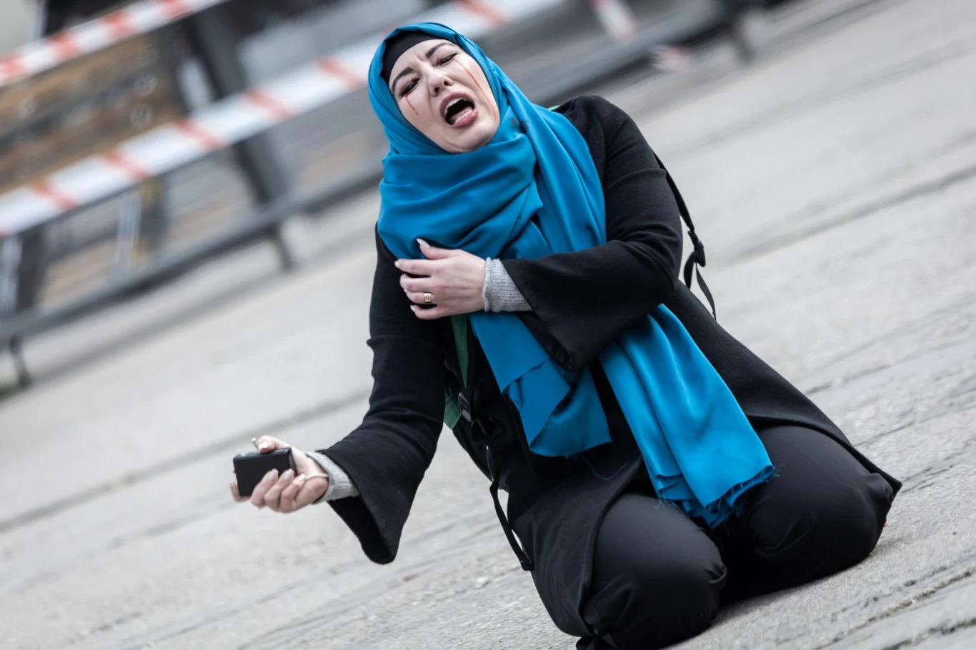 Kobieta wcielająca się w postać muzułmanki-terrorystki