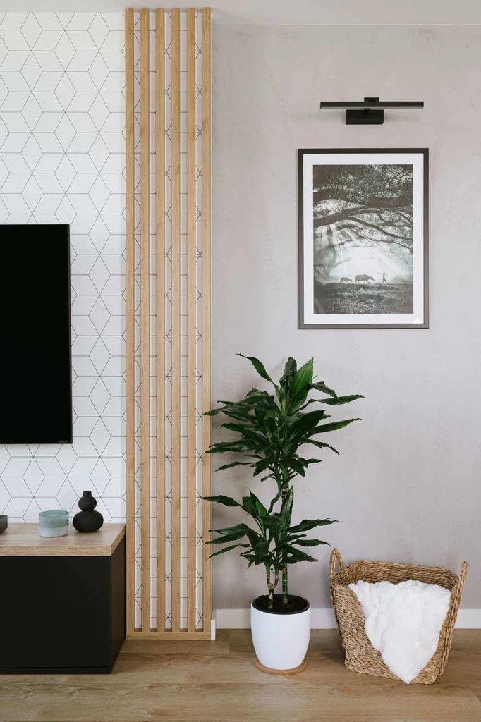 Połączenie lameli z tapetami, fototapetami i betonem artystycznym to także sposób na podział przestrzeni w naszym domu lub mieszkaniu
