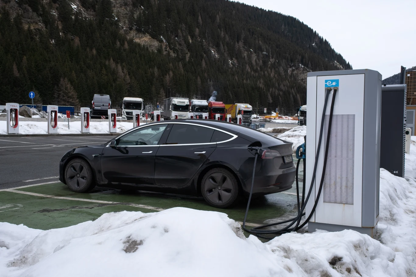 Bateria Tesli „rozładowywała się szybciej niż ładowała”. Zdjęcie ilustracyjne Bateria Tesli „rozładowywała się szybciej niż ładowała”. Zdjęcie ilustracyjne