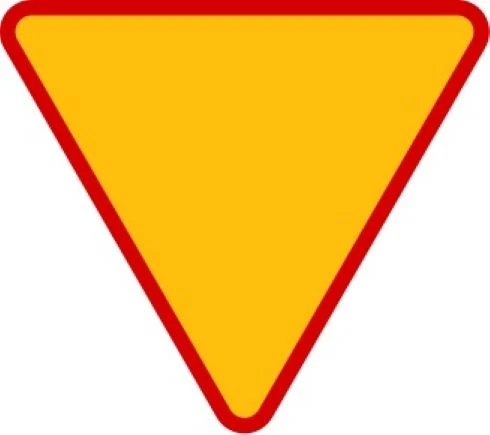 Znak A-7 nakazuje ustąpić pierwszeństwo i może okazać się jeszcze ważniejszy niż D-1. Znak A-7 nakazuje ustąpić pierwszeństwo i może okazać się jeszcze ważniejszy niż D-1.