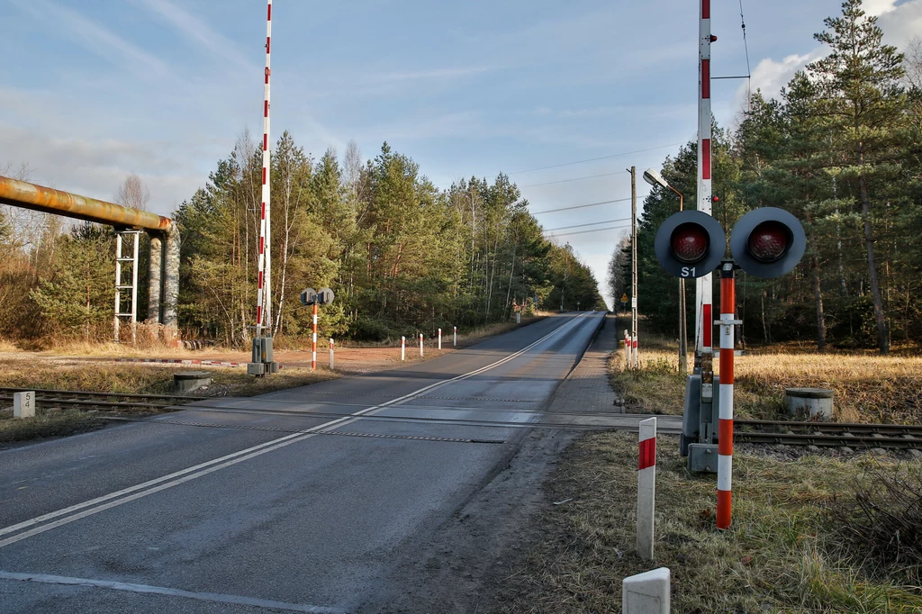 Czerwone światło gaśnie dopiero wtedy, gdy rogatki zatrzymają się w pozycji pionowej. Wcześniejszy wjazd na przejazd oznacza mandat w wysokości 2 tys. zł