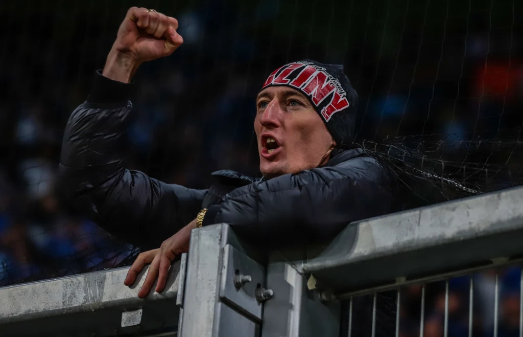 Jakub Krzewina w roli kibica na meczu PKO BP Ekstraklasy Jakub Krzewina w roli kibica na meczu PKO BP Ekstraklasy