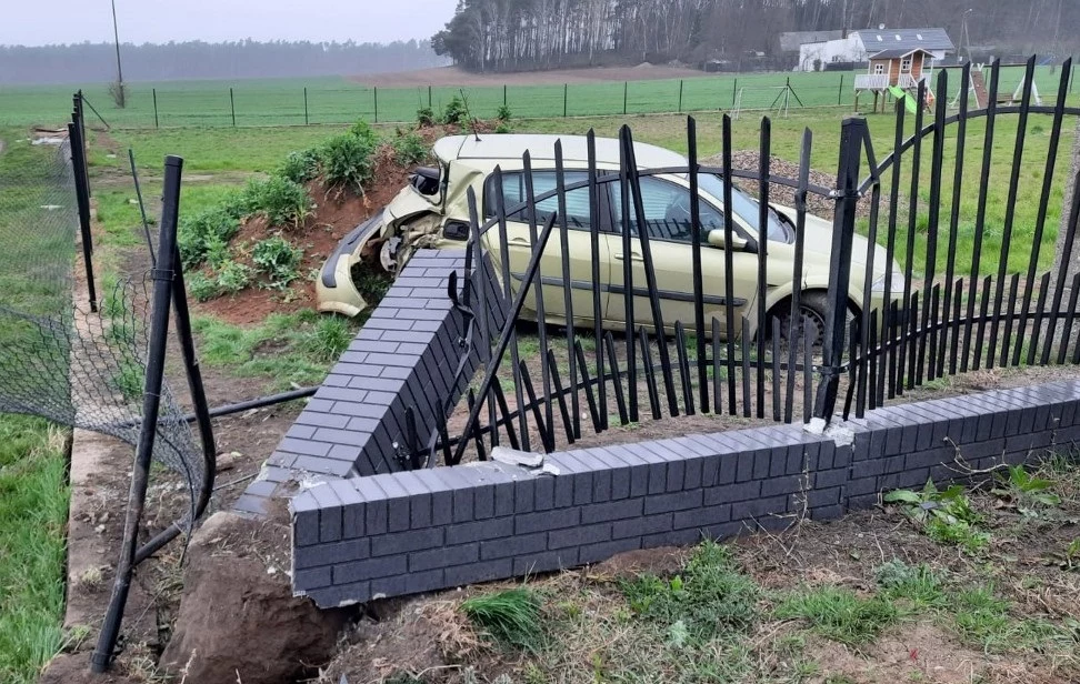 Wyprzedzanie na prostym odcinku drogi skończyło się spektakularną kolizją 