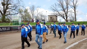 Zawodnicy Unii Tarnów na obchodzie toru