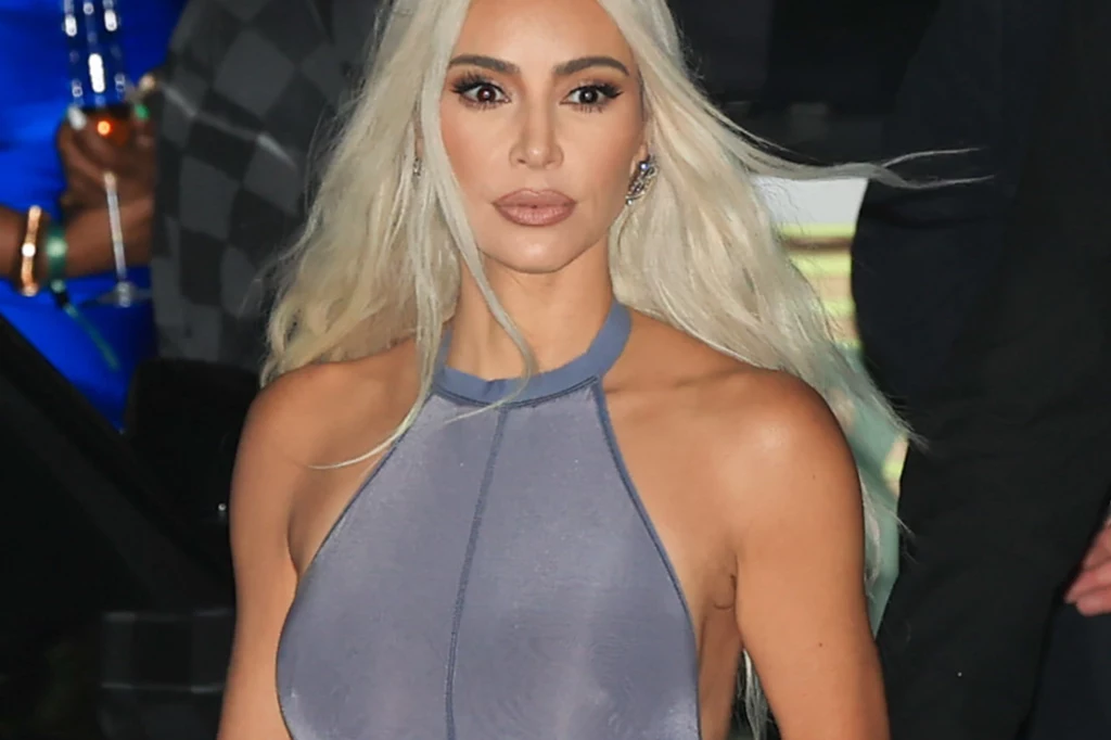 Tym razem Kim Kardashian postanowiła podzielić się z internautami serią zdjęć w obcisłym kombinezonie i wysokich kozakach
