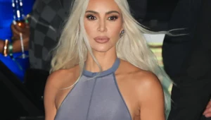 Kim Kardashian postawiła na róż. Zapozowała w obcisłym stroju