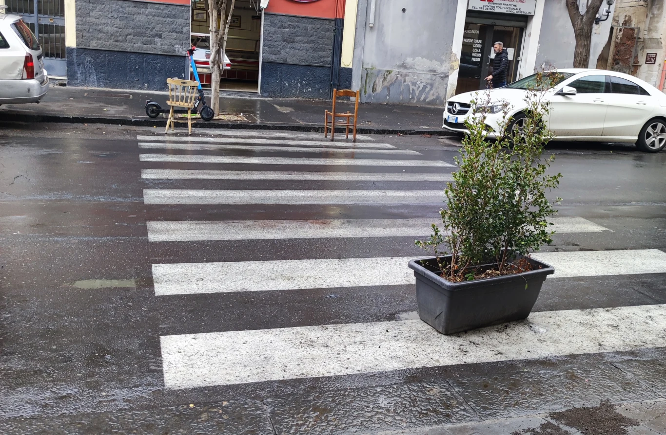 A jeśli chce się mieć wygodne przejście trzeba je zabezpieczyć. Chociaż jest też zupełnie możliwe, że ktoś tak zajął sobie miejsce parkingowe...