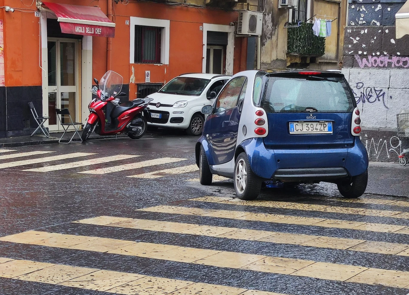 Da się Smartem zaparkować na dwóch przejściach jednocześnie? Oczywiście.