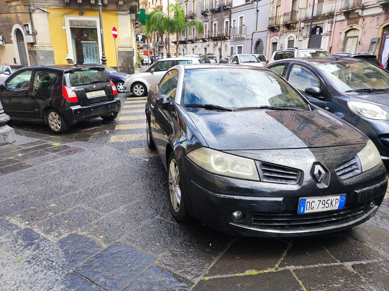 Gdy się nie da zaparkować na przejściu równolegle, jak srebrne Suzuki w tle, to można po prostu wjechać przodem, jak Renault.
